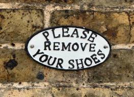 please remove shoes sign