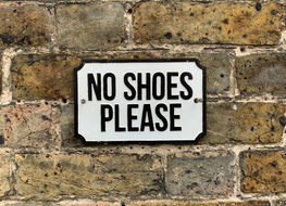 no shoes please sign